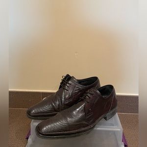 Men’s dress oxfords shoes size 41 European pre-owned in good condition.